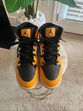 Nike Kids High-Top Sneakers in Black and Yellow